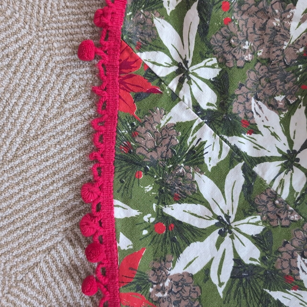Vintage 60s/70s Classic Christmas Round Tablecloth Poinsettia Pinecones Pom Poms - Picture 5 of 7